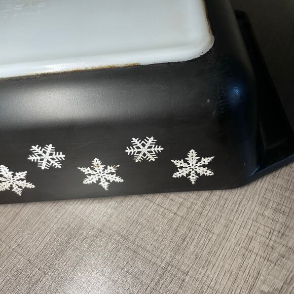 Black and White Snowflake Pyrex 575 B 2 quart Space saver - Picture 13 of 16
